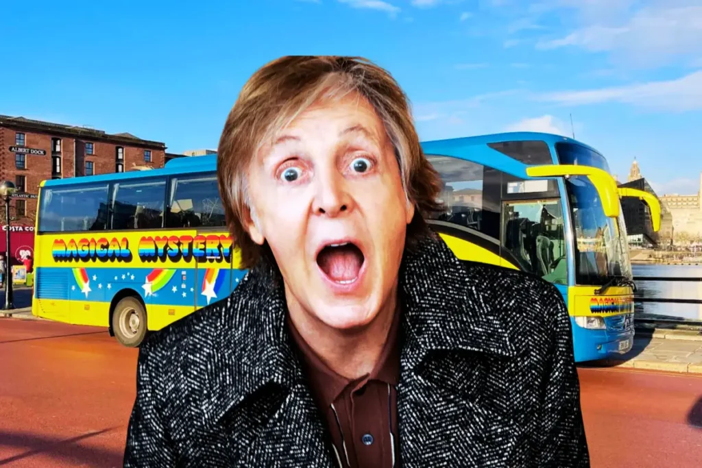 Paul McCartney con el Magical Mystery Tour bus