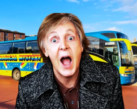 Paul McCartney con el Magical Mystery Tour bus