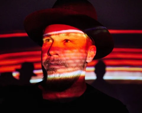 Danny Clinch fotografiando a Jeff Ament de Pearl Jam en Seattle, Washington, el 8 de febrero de 2024