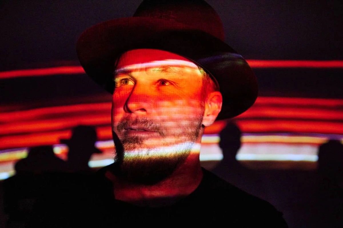 Danny Clinch fotografiando a Jeff Ament de Pearl Jam en Seattle, Washington, el 8 de febrero de 2024