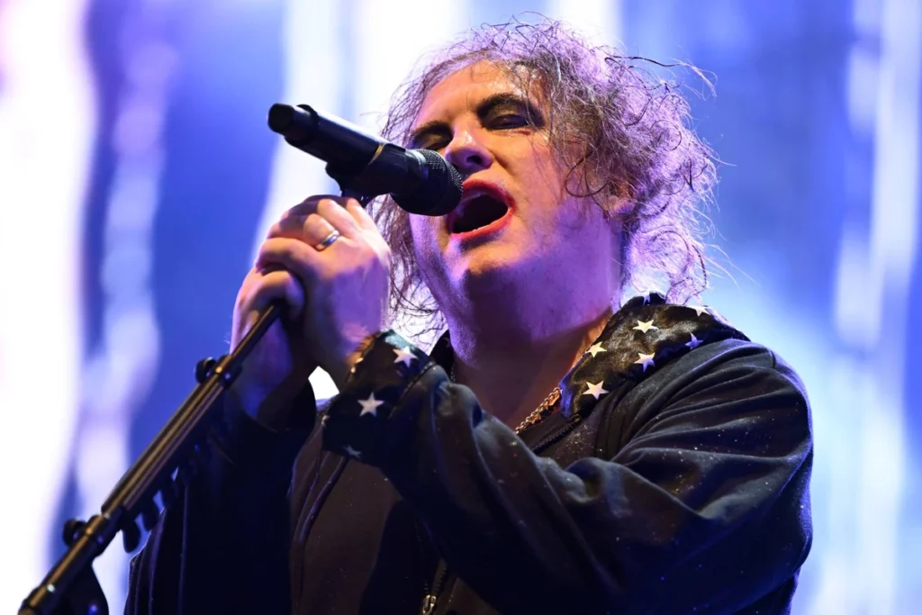 Robert Smith durante una presentación de The Cure en el Roskilde Festival 2026, el 1 de julio de 2026 en Roskilde, Dinamarca
