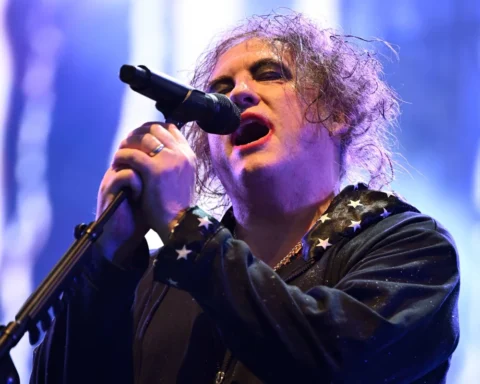 Robert Smith durante una presentación de The Cure en el Roskilde Festival 2026, el 1 de julio de 2026 en Roskilde, Dinamarca