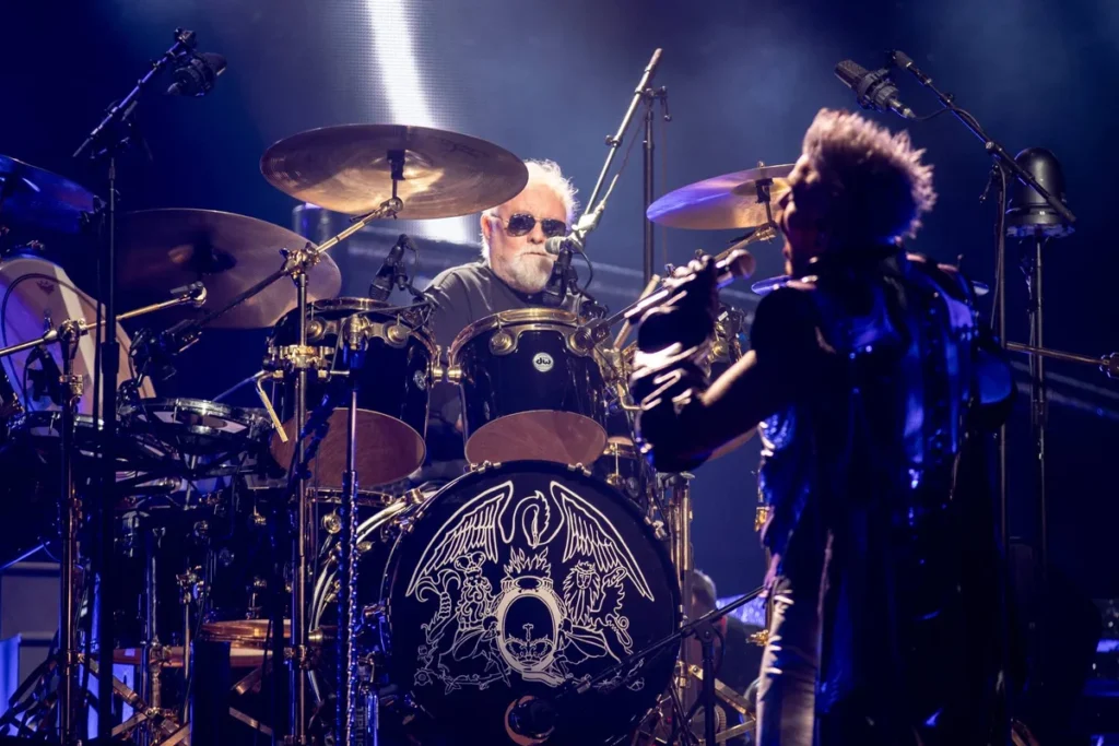 Roger Taylor y Adam Lambert en un concierto de Queen
