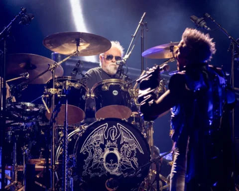 Roger Taylor y Adam Lambert en un concierto de Queen