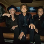 The Rolling Stones sentados en una limusina