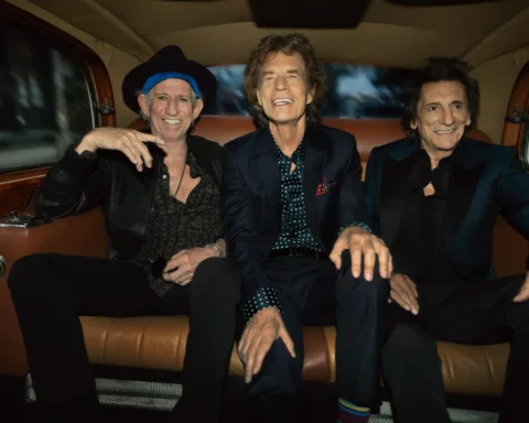The Rolling Stones sentados en una limusina