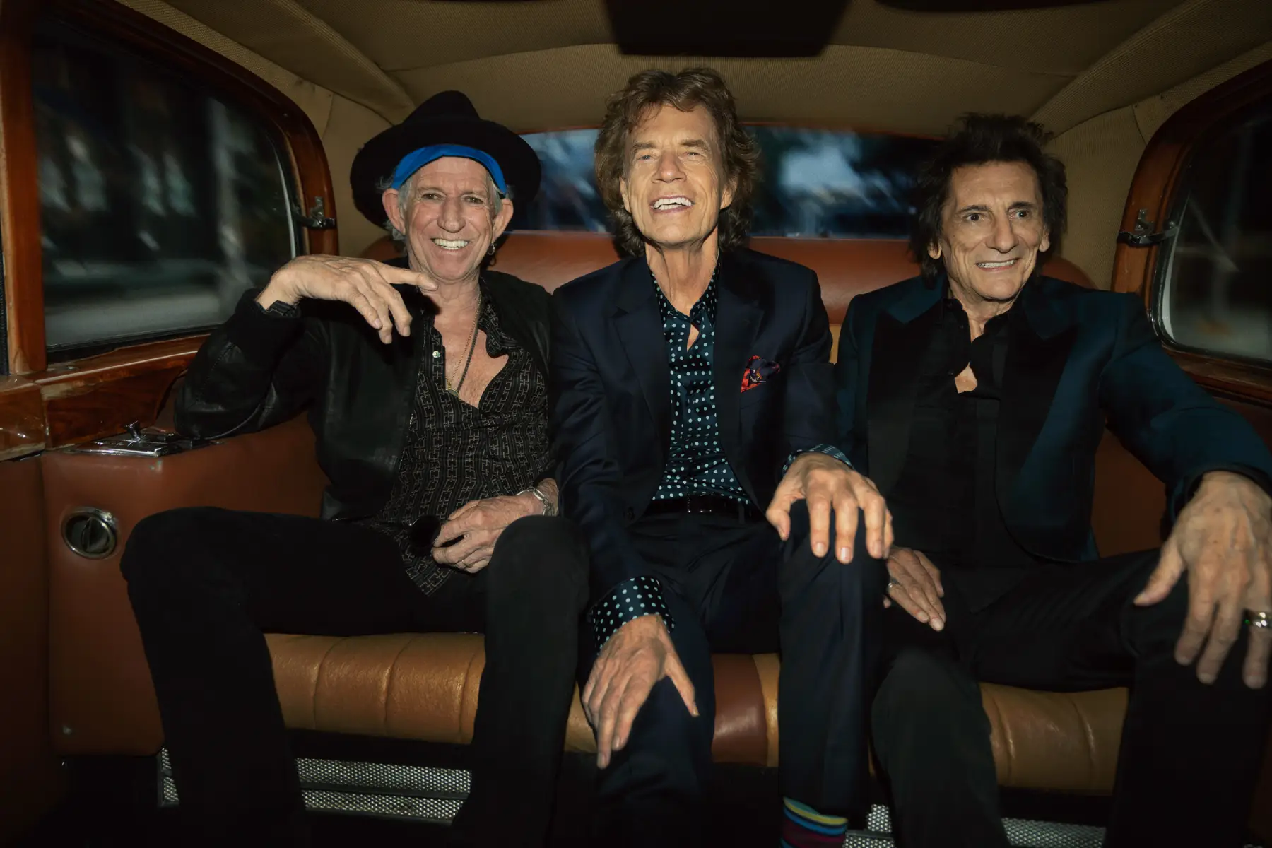 The Rolling Stones sentados en una limusina