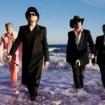 U2 saliendo del océano
