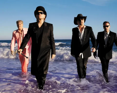U2 saliendo del océano