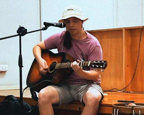 Chakitaklla con su guitarra en un escenario