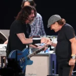 Dave Grohl de Foo Fighters junto a Brian Johnson de AC/DC