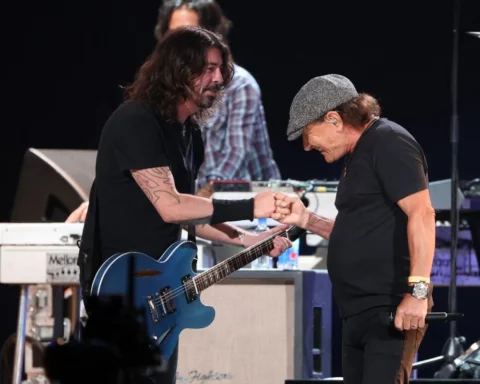 Dave Grohl de Foo Fighters junto a Brian Johnson de AC/DC