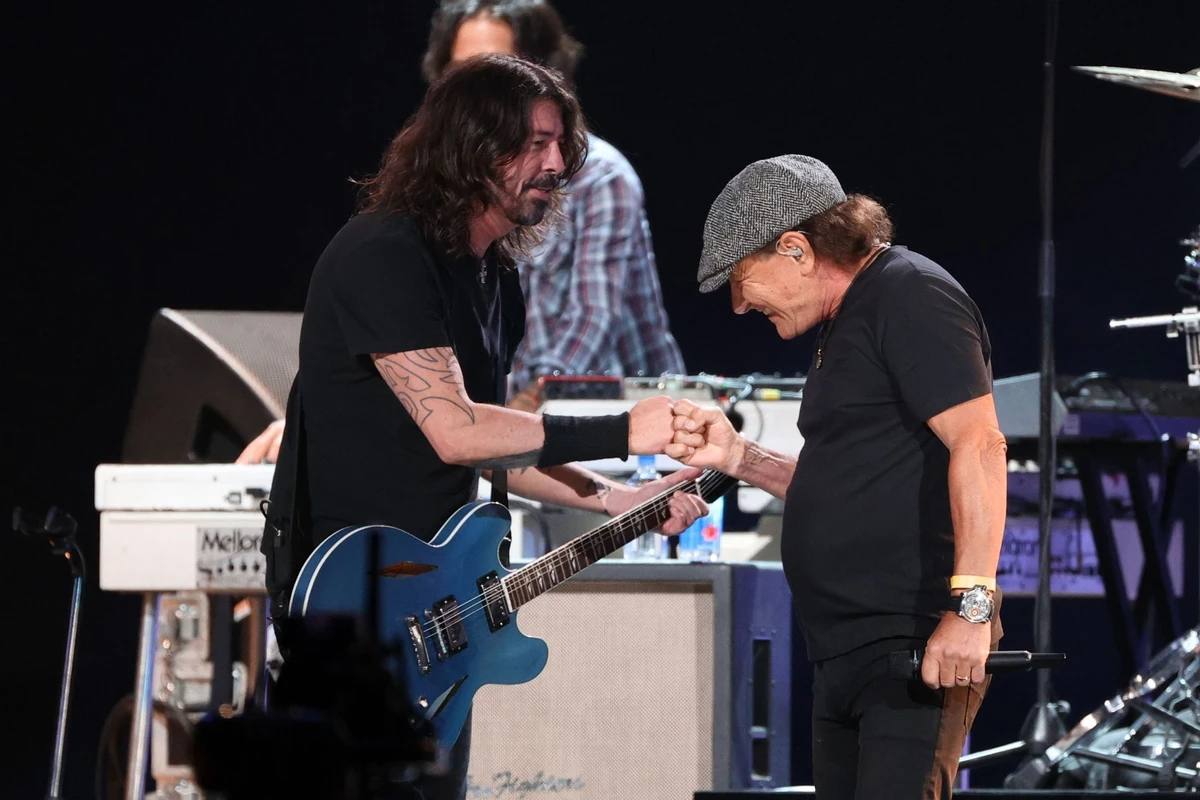 Dave Grohl de Foo Fighters junto a Brian Johnson de AC/DC