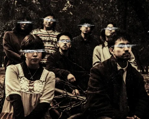 Los siete integrantes de Dharma en una fotografía grupal para su EP Anatomía de un recuerdo