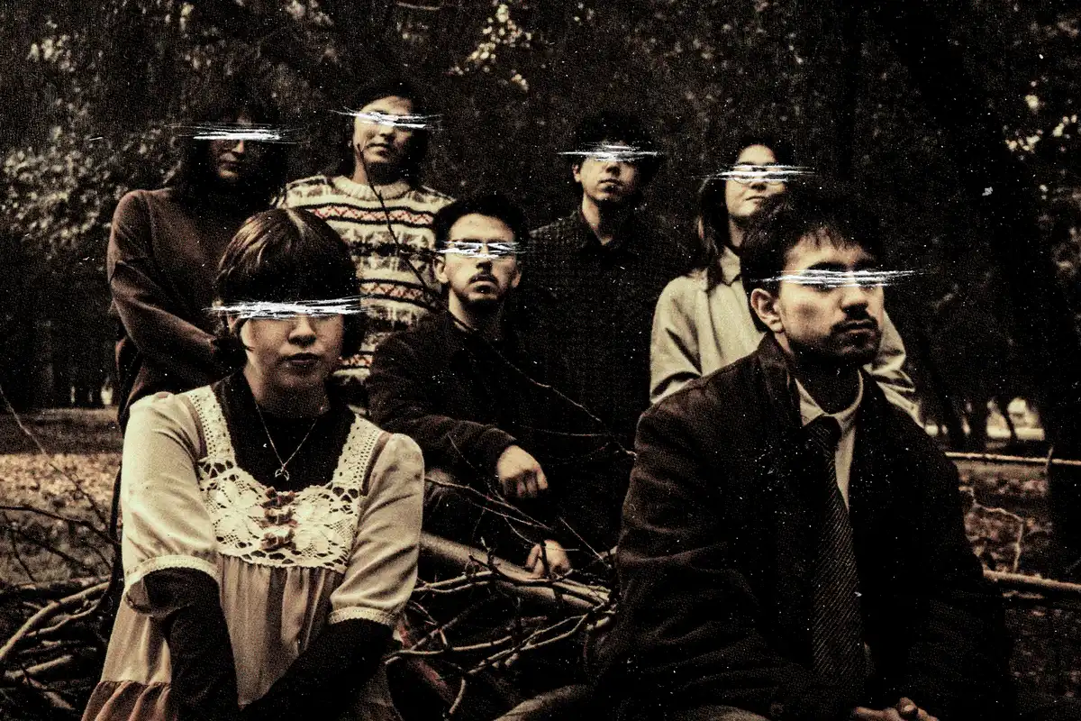 Los siete integrantes de Dharma en una fotografía grupal para su EP Anatomía de un recuerdo