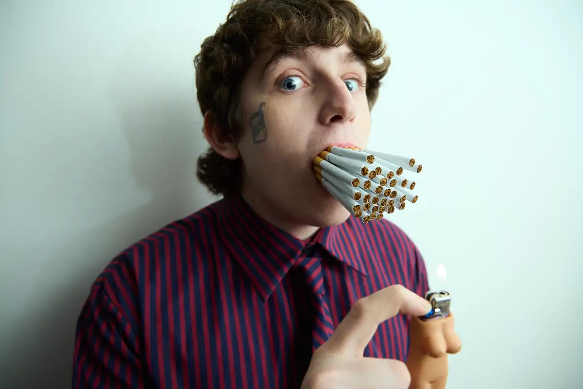 Dillom con cigarrillos en la boca