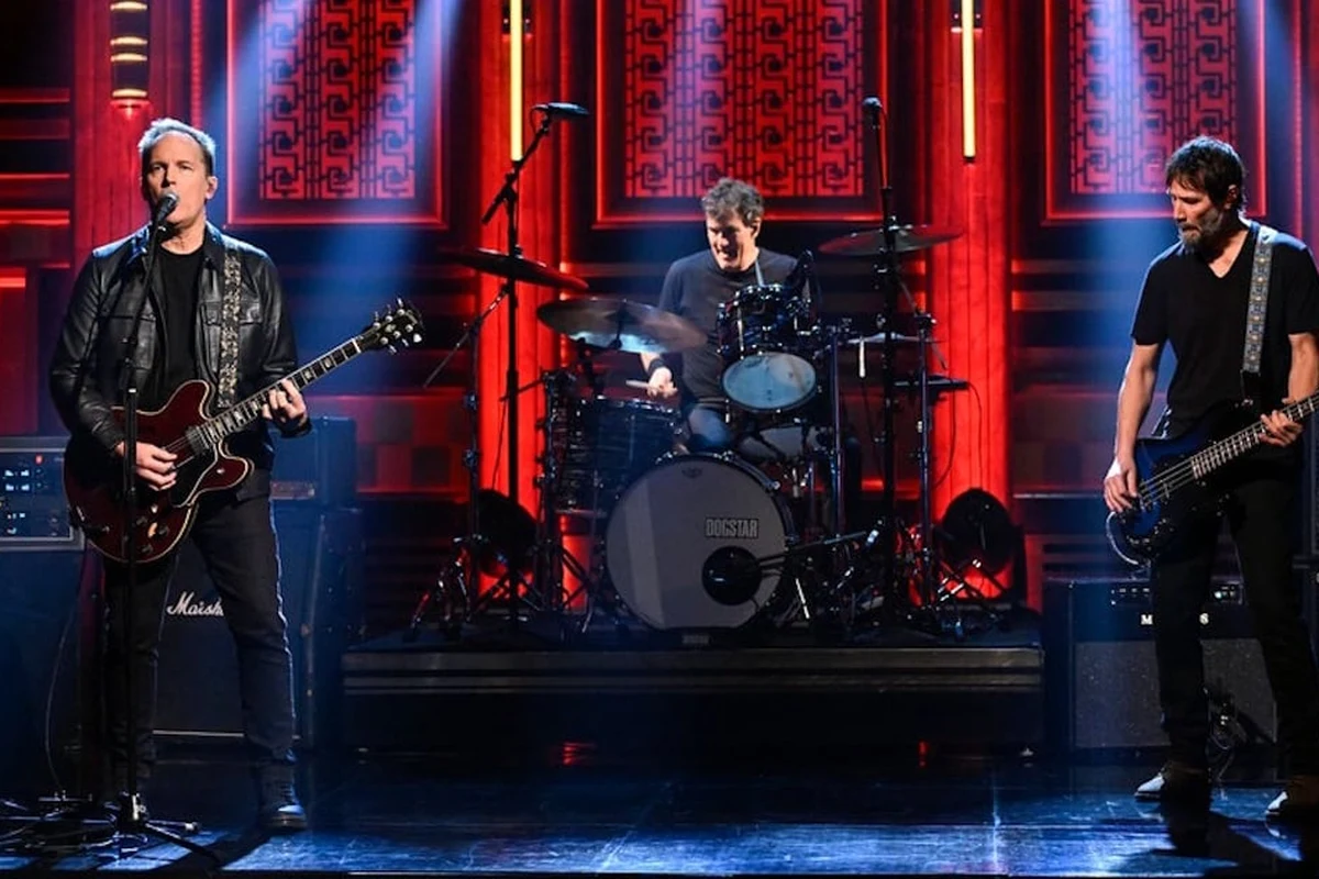 Dogstar interpretando en vivo en The Tonight Show con Jimmy Fallon