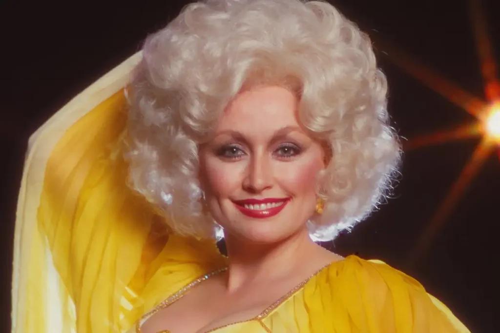 Dolly Parton con traje amarillo