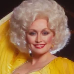 Dolly Parton con traje amarillo