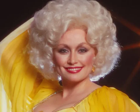 Dolly Parton con traje amarillo