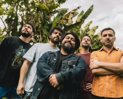 Fother Muckers posando uno al lado del otro