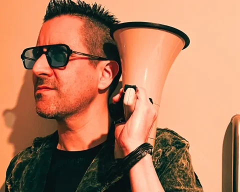 Iván Fajardo sosteniendo un megáfono