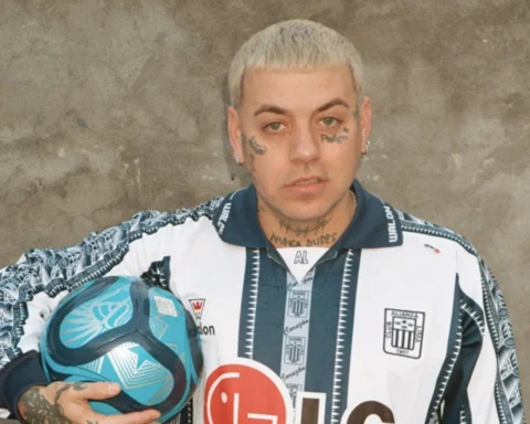 Jamez Manuel con la camiseta y el balón que ilustran su EP Experiencia Profesional