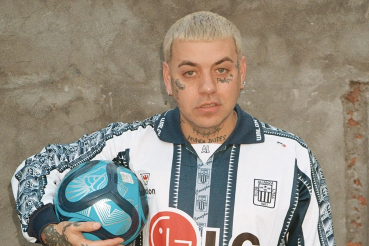 Jamez Manuel con la camiseta y el balón que ilustran su EP Experiencia Profesional