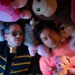 José Biggs y Dstance en una cama
