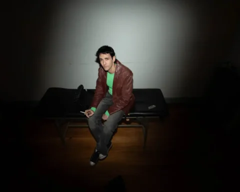 Juanru posando en claroscuro