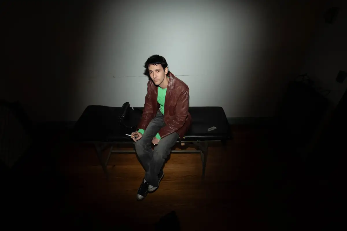 Juanru posando en claroscuro