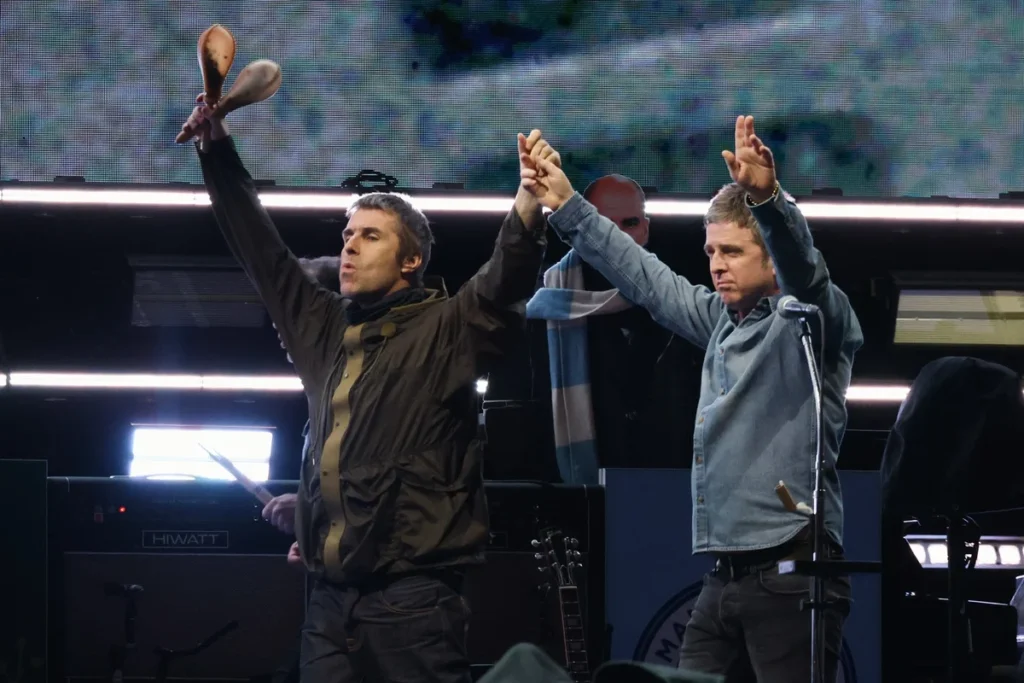 Liam y Noel Gallagher durante la gira Live '25 de Oasis (Mike Coppola/Getty Images)