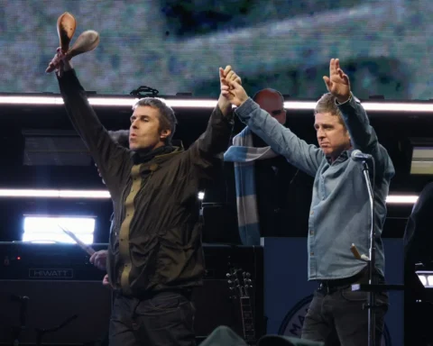 Liam y Noel Gallagher durante la gira Live '25 de Oasis (Mike Coppola/Getty Images)