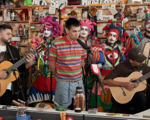 Milo J durante su Tiny Desk Concert junto a la murga Agarrate Catalina