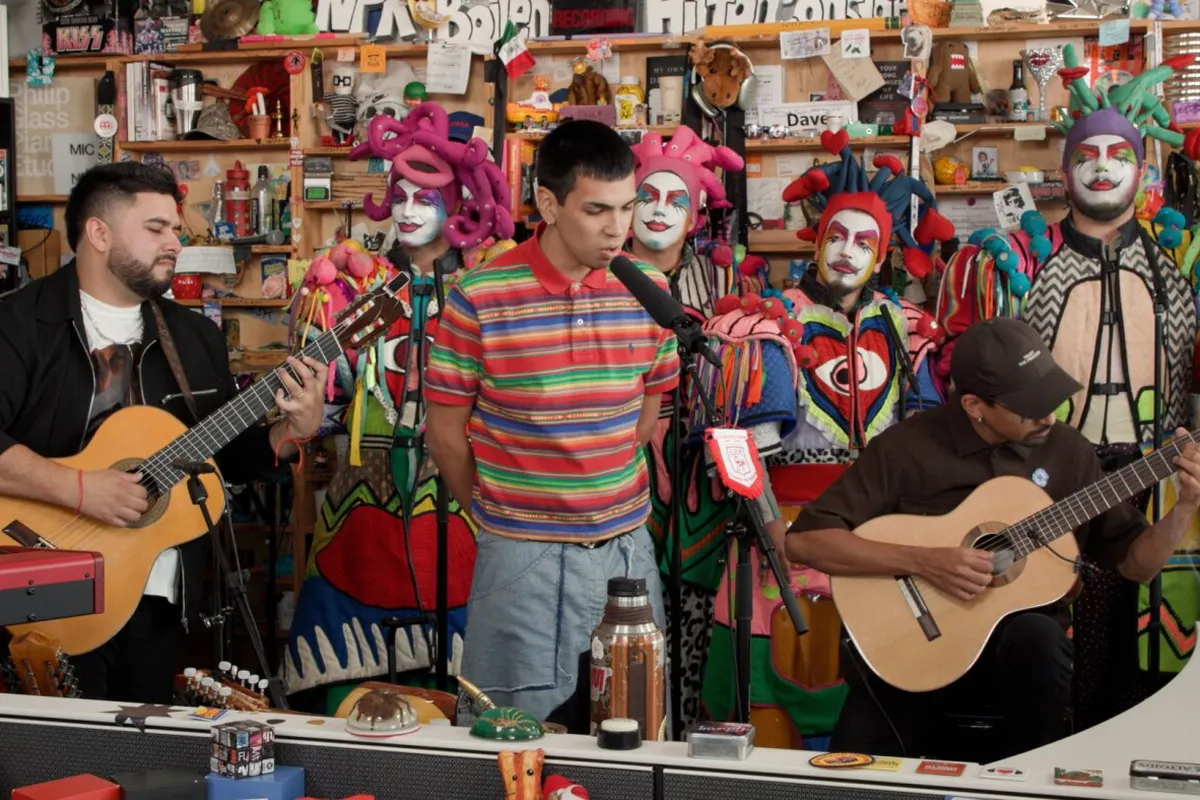 Milo J durante su Tiny Desk Concert junto a la murga Agarrate Catalina