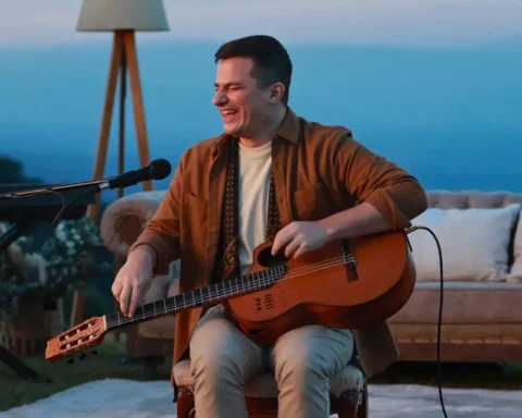 Nahuel Pennisi con su guitarra en una terraza