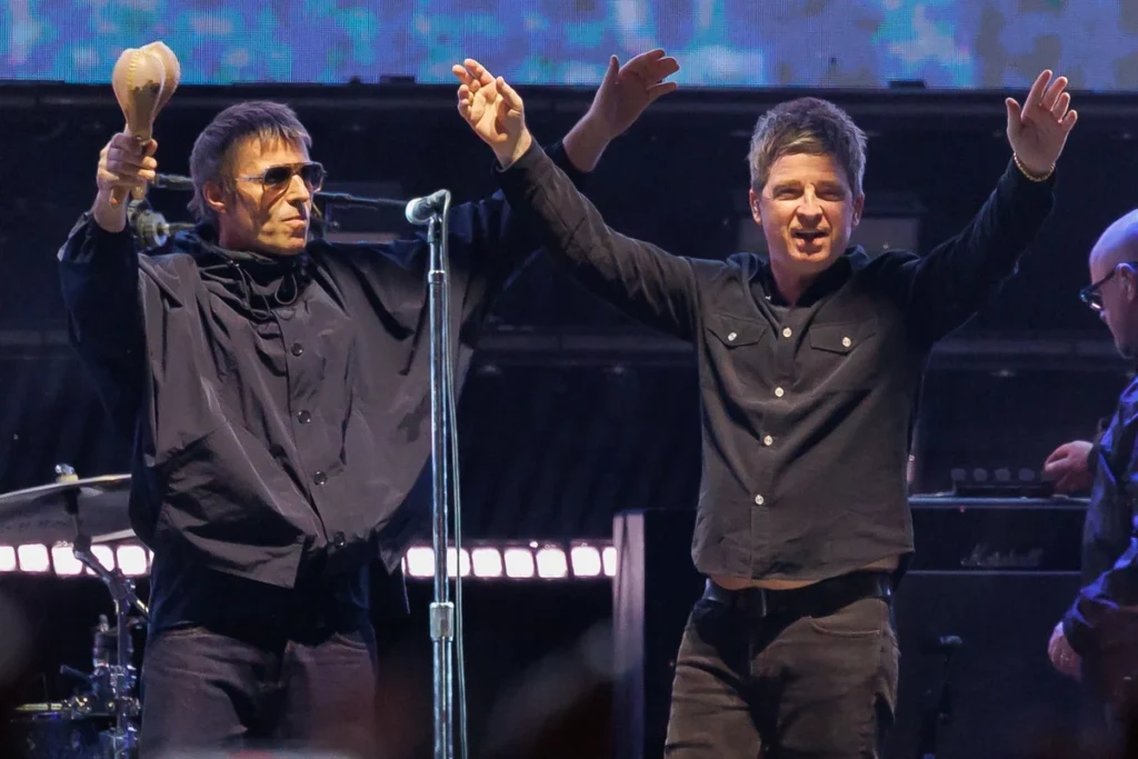 Liam y Noel Gallagher, de Oasis, en un concierto de la gira Live 25
