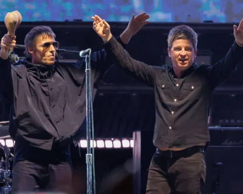 Liam y Noel Gallagher, de Oasis, en un concierto de la gira Live 25