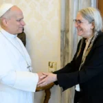 Patti Smith junto al papa León XIV durante su encuentro en el Vaticano