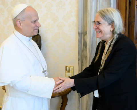 Patti Smith junto al papa León XIV durante su encuentro en el Vaticano
