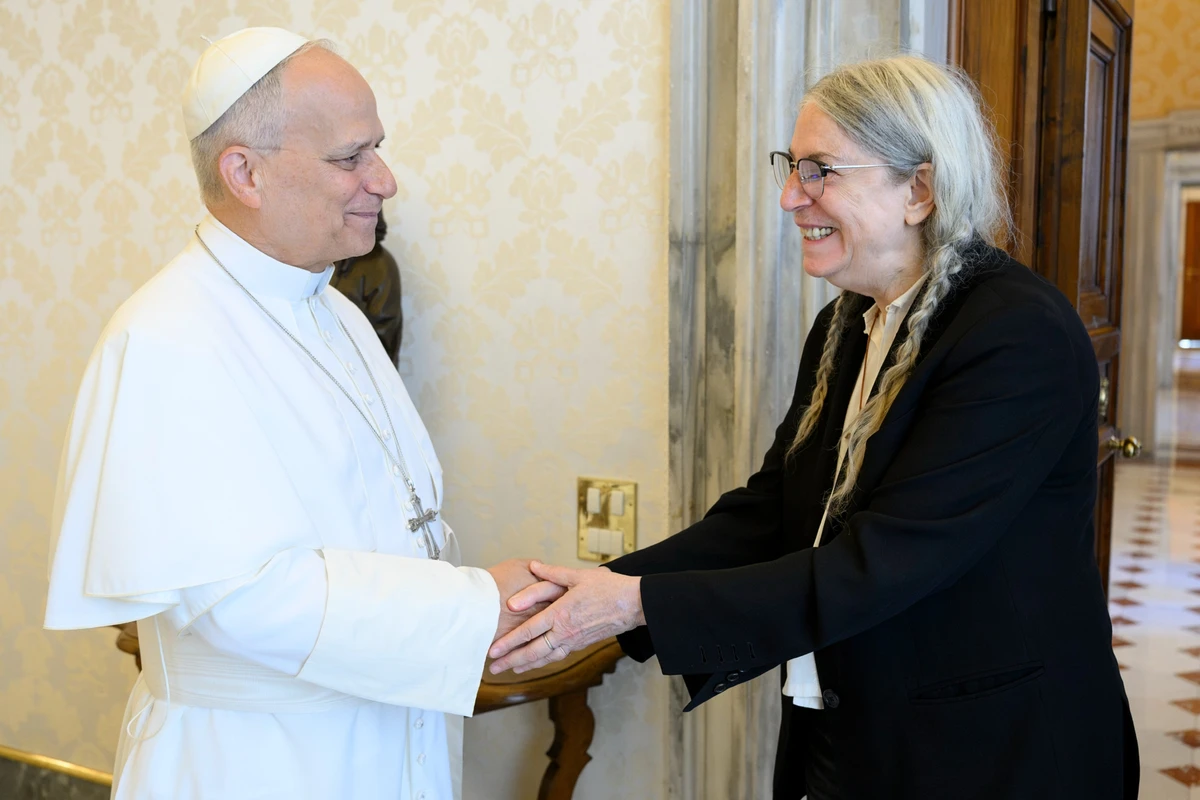 Patti Smith junto al papa León XIV durante su encuentro en el Vaticano
