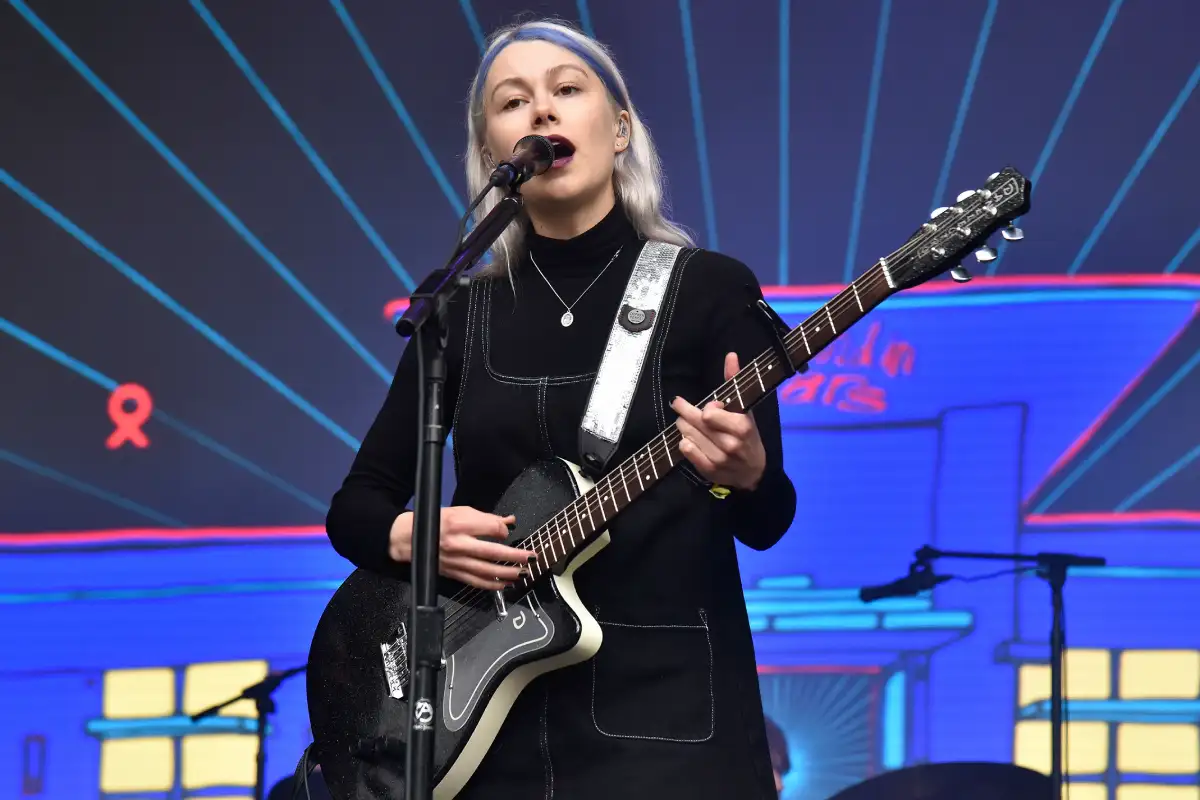 Phoebe Bridgers en el escenario