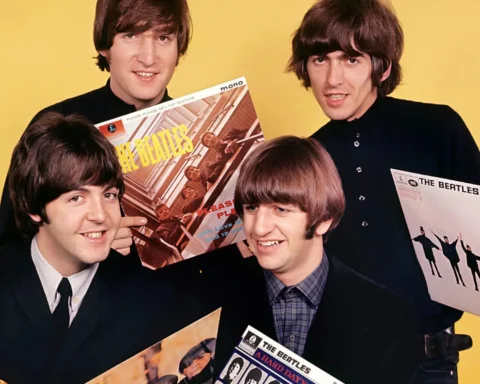 The Beatles sosteniendo sus álbumes