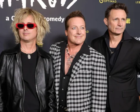 Billie Joe Armstrong, Mike Dirnt y Tré Cool de Green Day en el estreno de Nimrods en Los Ángeles