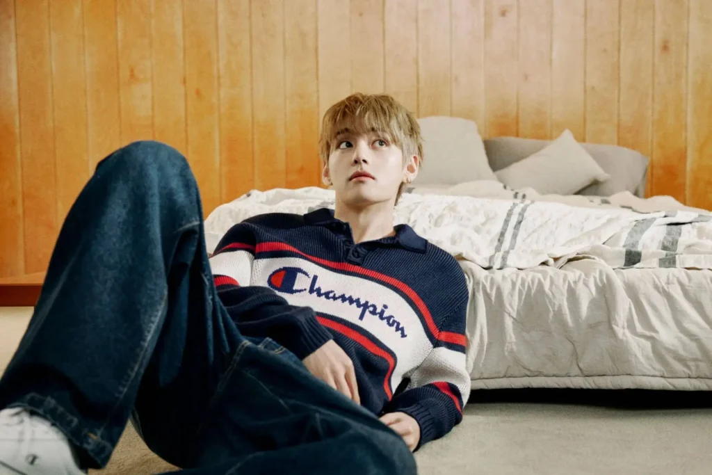 V de BTS en una cama