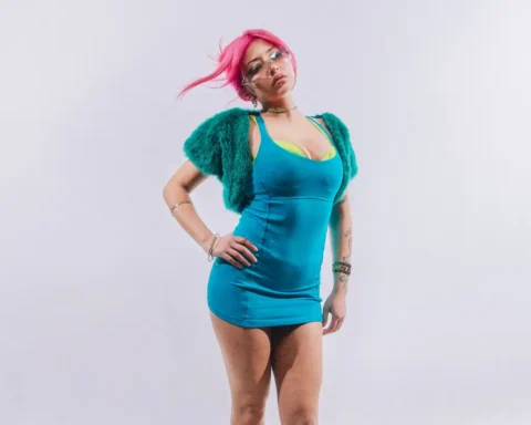 VLNTNA B con traje turquesa