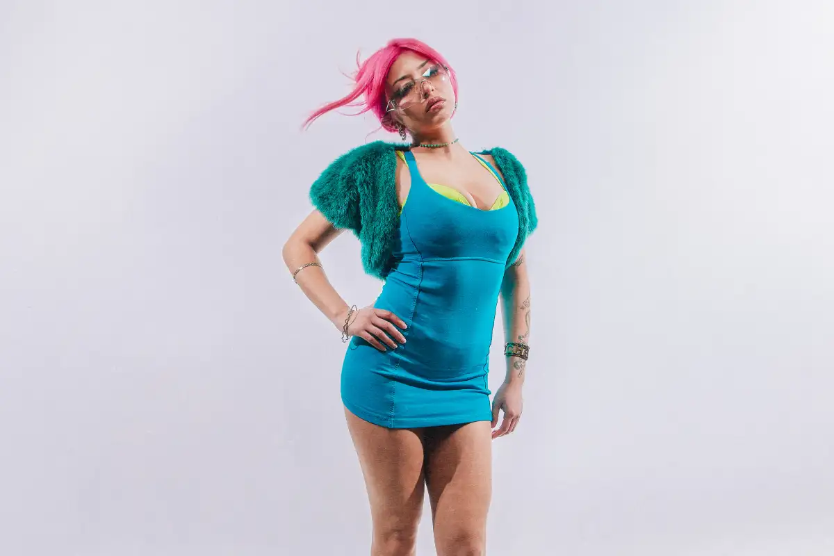 VLNTNA B con traje turquesa