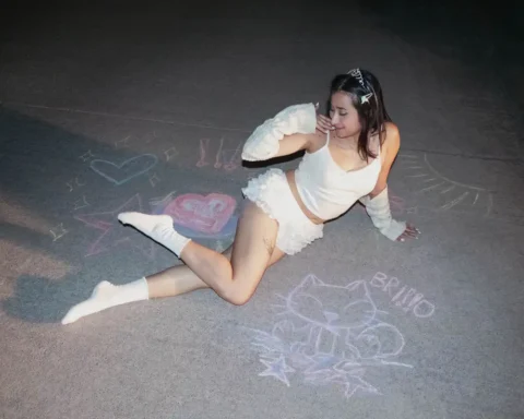 bri!!o sentada en el pavimento