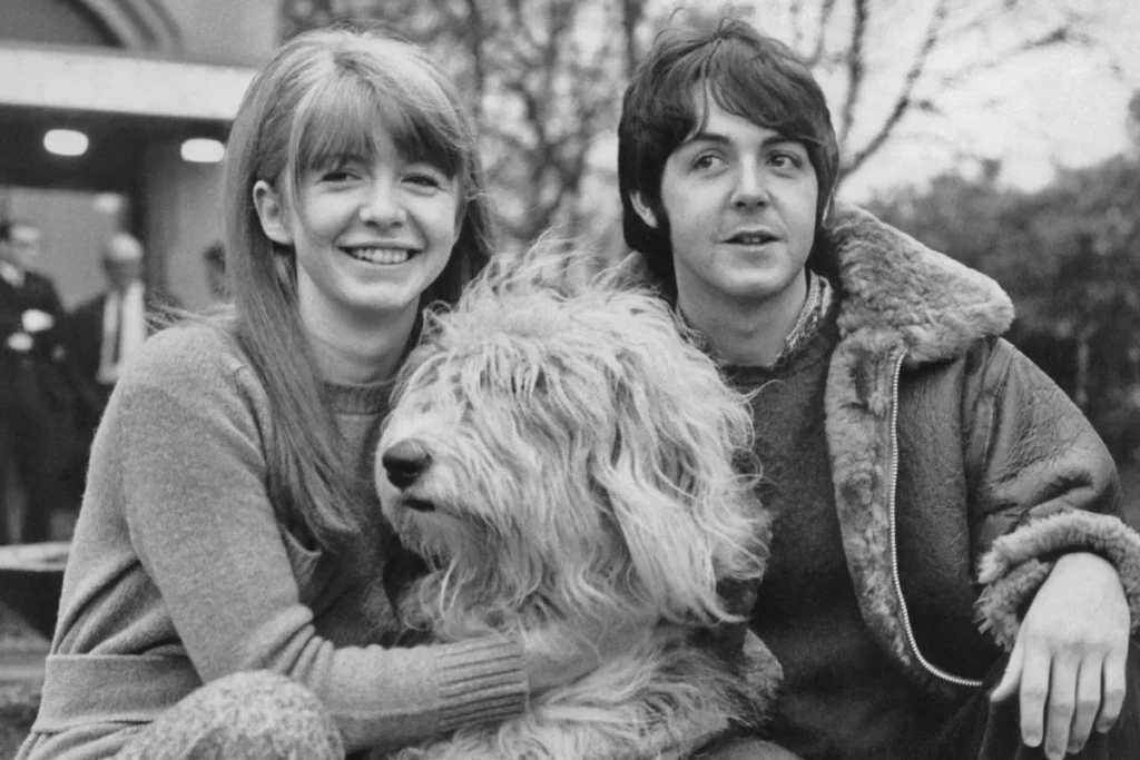 Paul McCartney con su novia Jane Asher y su perro Old English Sheepdog Martha fuera del Golden Gates Hotel en Glasgow, Escocia, 11 de diciembre de 1967