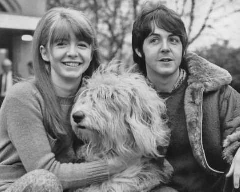 Paul McCartney con su novia Jane Asher y su perro Old English Sheepdog Martha fuera del Golden Gates Hotel en Glasgow, Escocia, 11 de diciembre de 1967